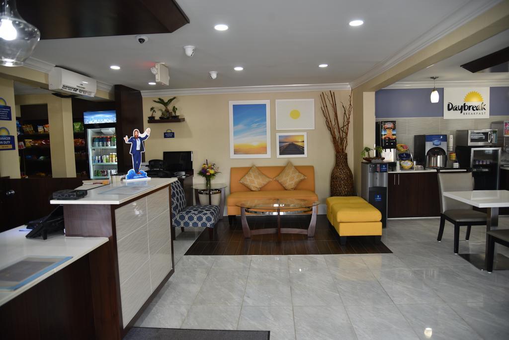 נורת' צ'רלסטון Days Inn By Wyndham Goose Creek מראה חיצוני תמונה
